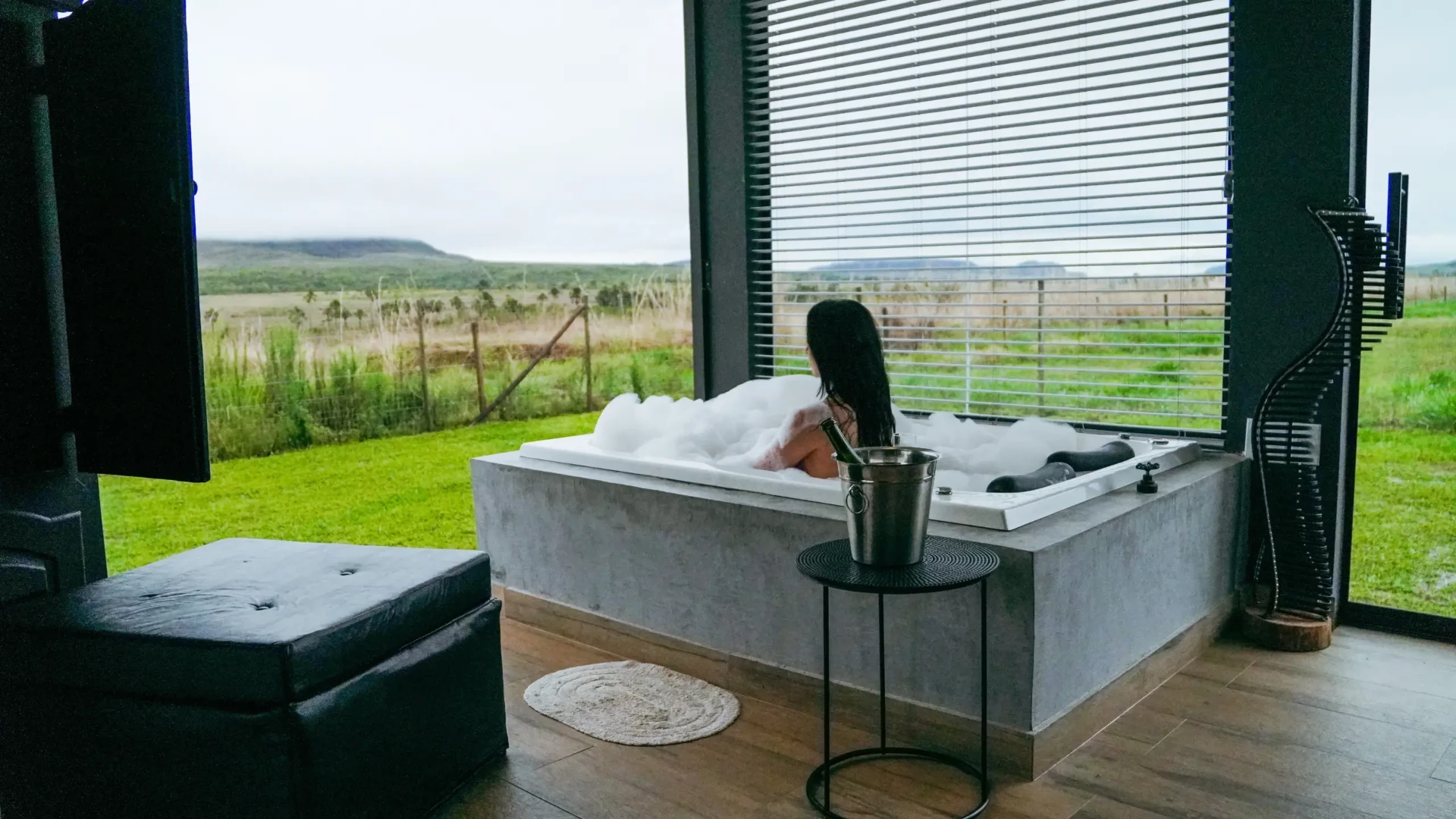 Hidromassagem com vista para o cerrado pela janela panorâmica