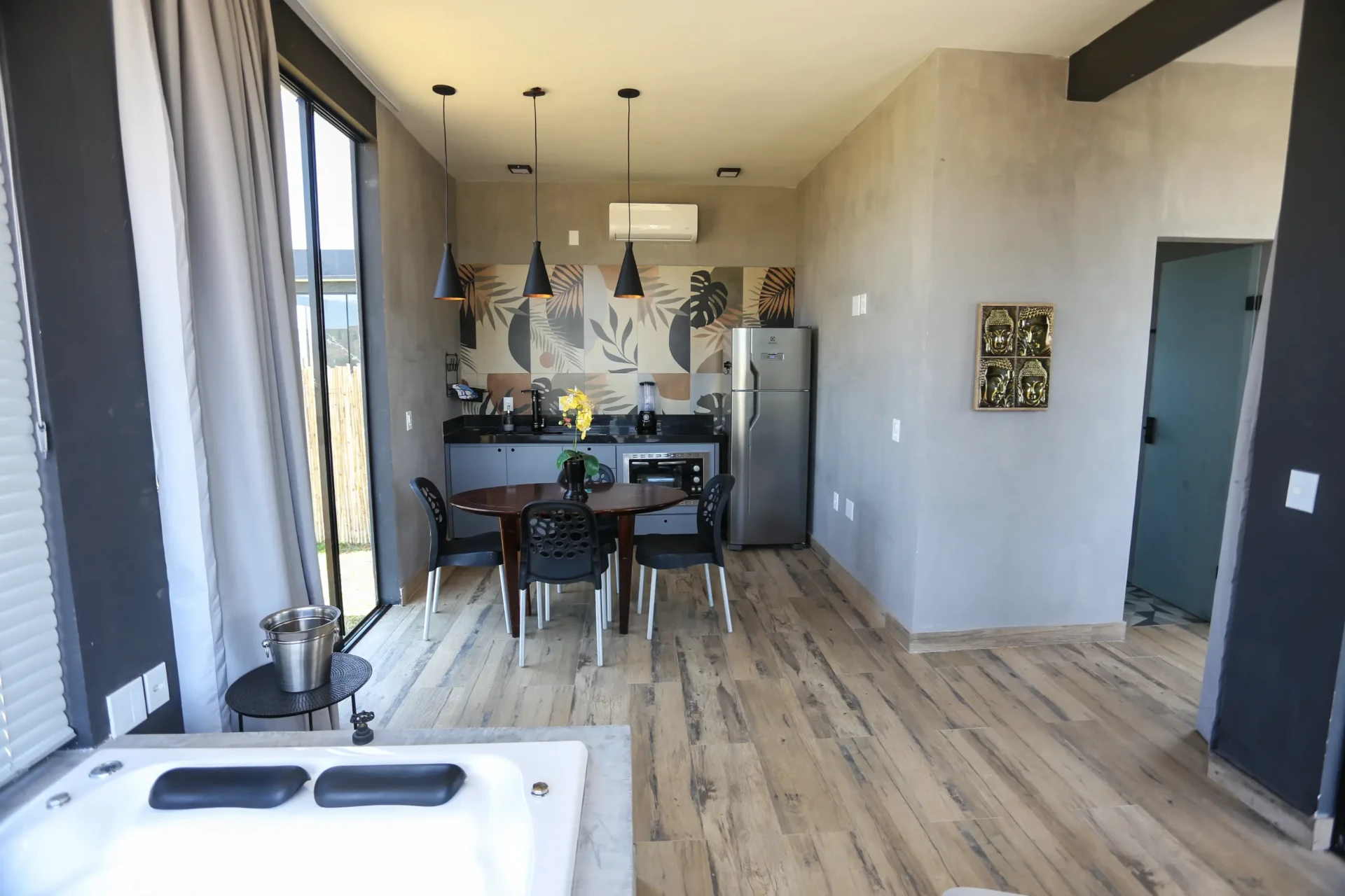Cozinha equipada com geladeira, forno e mesa de jantar